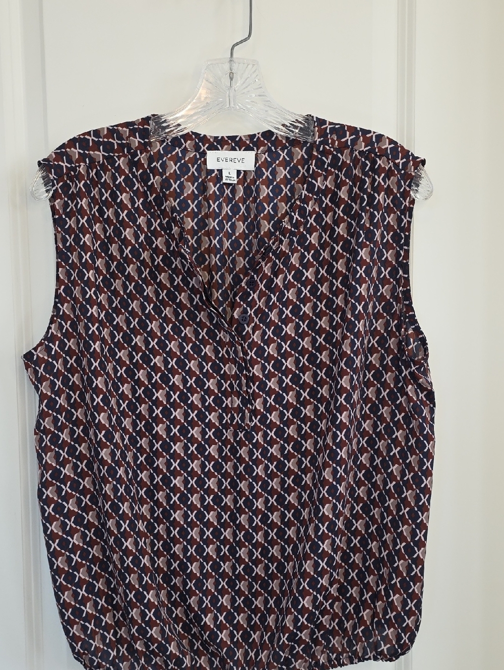 Evereve Sleeveless V-Neck Geometric Print Top in Burgundy and White